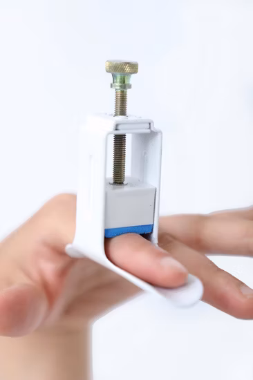 Stecca per dito di tipo raddrizzante per frattura ossea